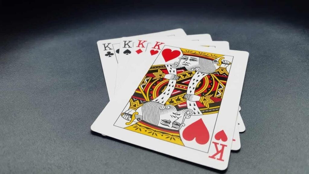 Cách dùng tứ quý chặt 2 hiệu quả khi chơi bài tiến lên miền Nam